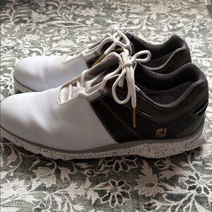 Men’s Foot Joy Pro SL golf shoes size 10.5 excellent condition white gray